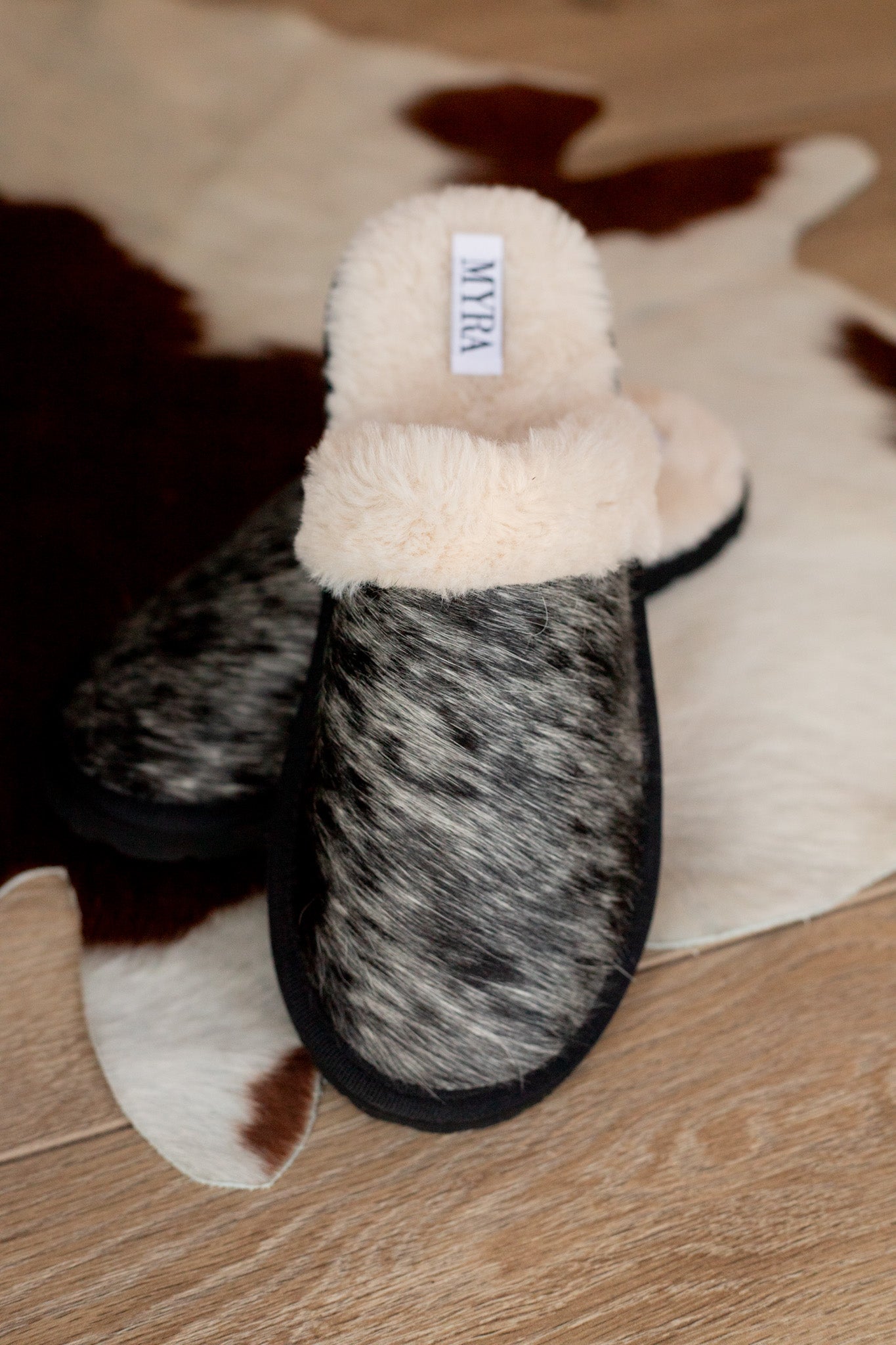 Snug Scuff Slippers - Black/White